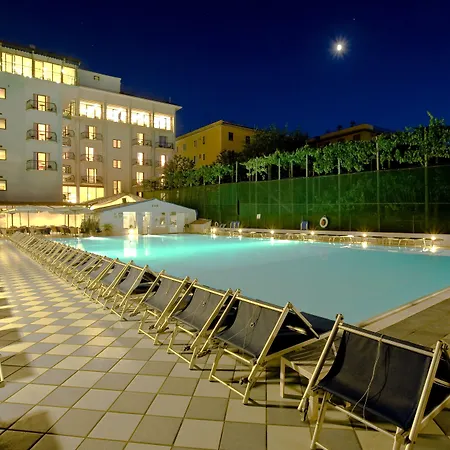 Grand Flora ホテル 4*