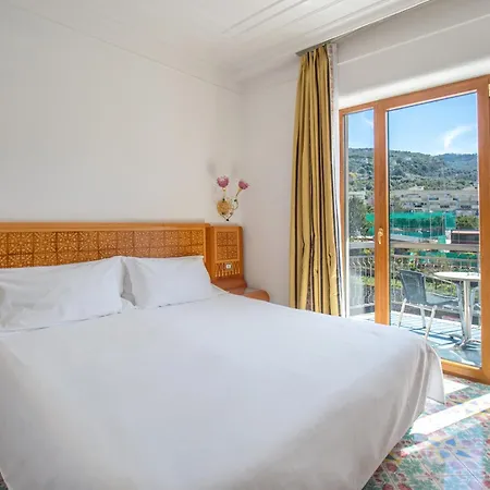 Grand Flora Hotel 4*