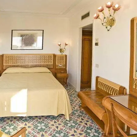 Grand Flora Hotel